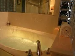Legacies Bed & Breakfast 3*
